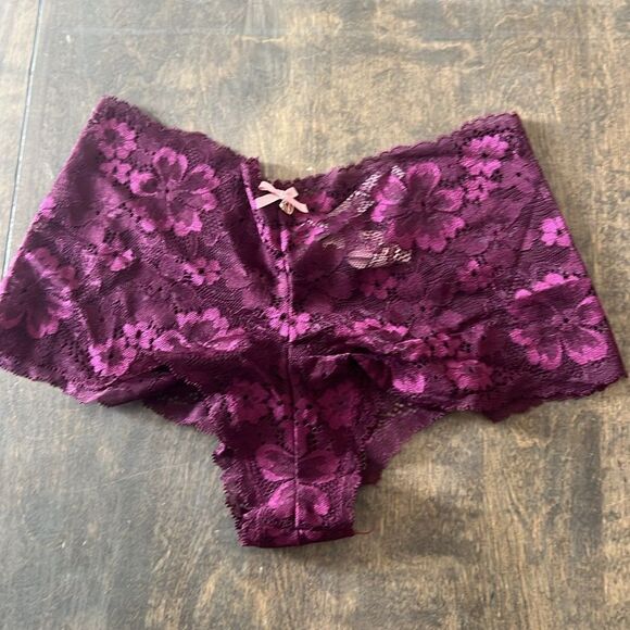 Victorias Secret BODY BY VICTORIA
Lace Boyshort Shortie Panty Cheeky - Picture 2 of 10